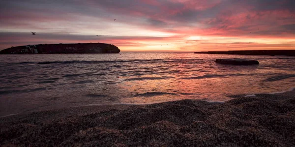 Vue du navire-citerne coulé naufragé sur la côte de la mer Noire d'Odessa au lever du soleil Image En Vente