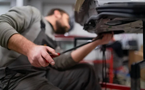 Barbudo mans reparador de carro trabalhador, mãos foto no processo de trabalho — Fotografia de Stock