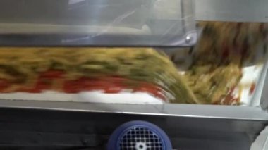 Makarna ve Erişte Fabrikası. Fusilli ya da Rotini 'yi taşıma bandından atmak.