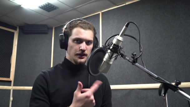 Sprecher in Kopfhörern im Tonstudio bitten Regisseur, seine Rolle zu spielen — Stockvideo