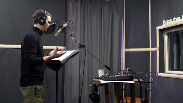 Voice actor in cuffia in studio di registrazione chiedere al regista modo di svolgere il suo ruolo — Video Stock