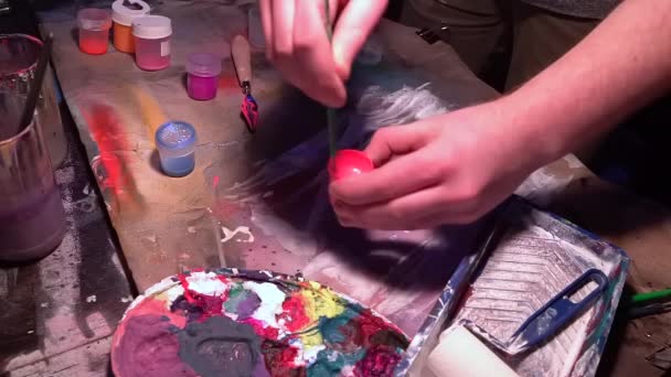 Artista de primer plano está mezclando el color rosa con agua para verter a lienzo de la imagen. — Vídeo de stock