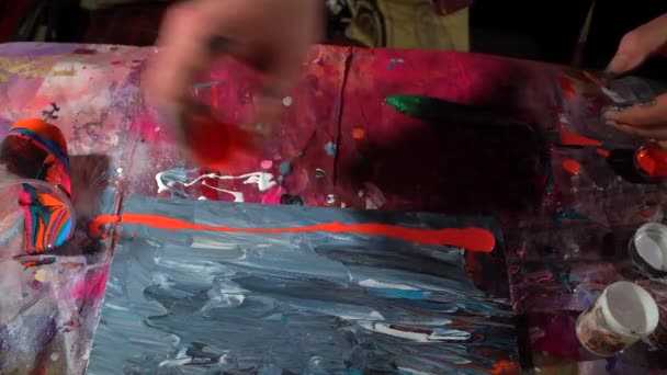 Heldere oranje acrylverf gieten op de donkerblauwe patronen abstract schilderen — Stockvideo