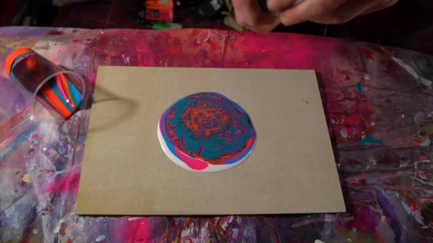 在彩色涂料水坑附近浇注白色丙烯酸，形成流体艺术图案 — 图库视频影像