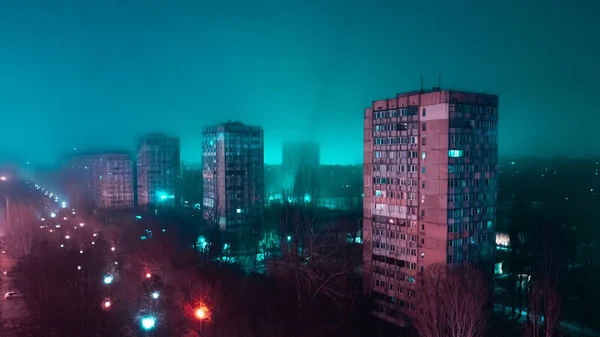 Neon megvilágított városi légi panoráma egy rossz gettókerületben. — Stock Fotó