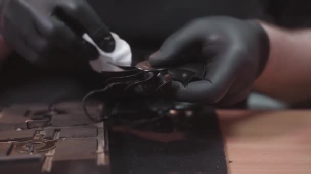 Cerrar las manos en guantes negros disparar de reparador técnico electrónico de limpieza enfriador — Vídeo de stock
