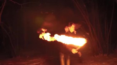 Gece ormanında korkmuş bir adam etrafa bakar ve harekete geçmeyi bekler.