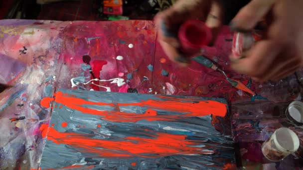 Scarlet rode acrylverf gieten op de donkerblauwe patronen abstracte schilderen — Stockvideo