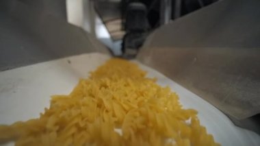 Makarna fabrikasında beyaz taşıma bandı çalışan geniş açılı çiğ makarna..