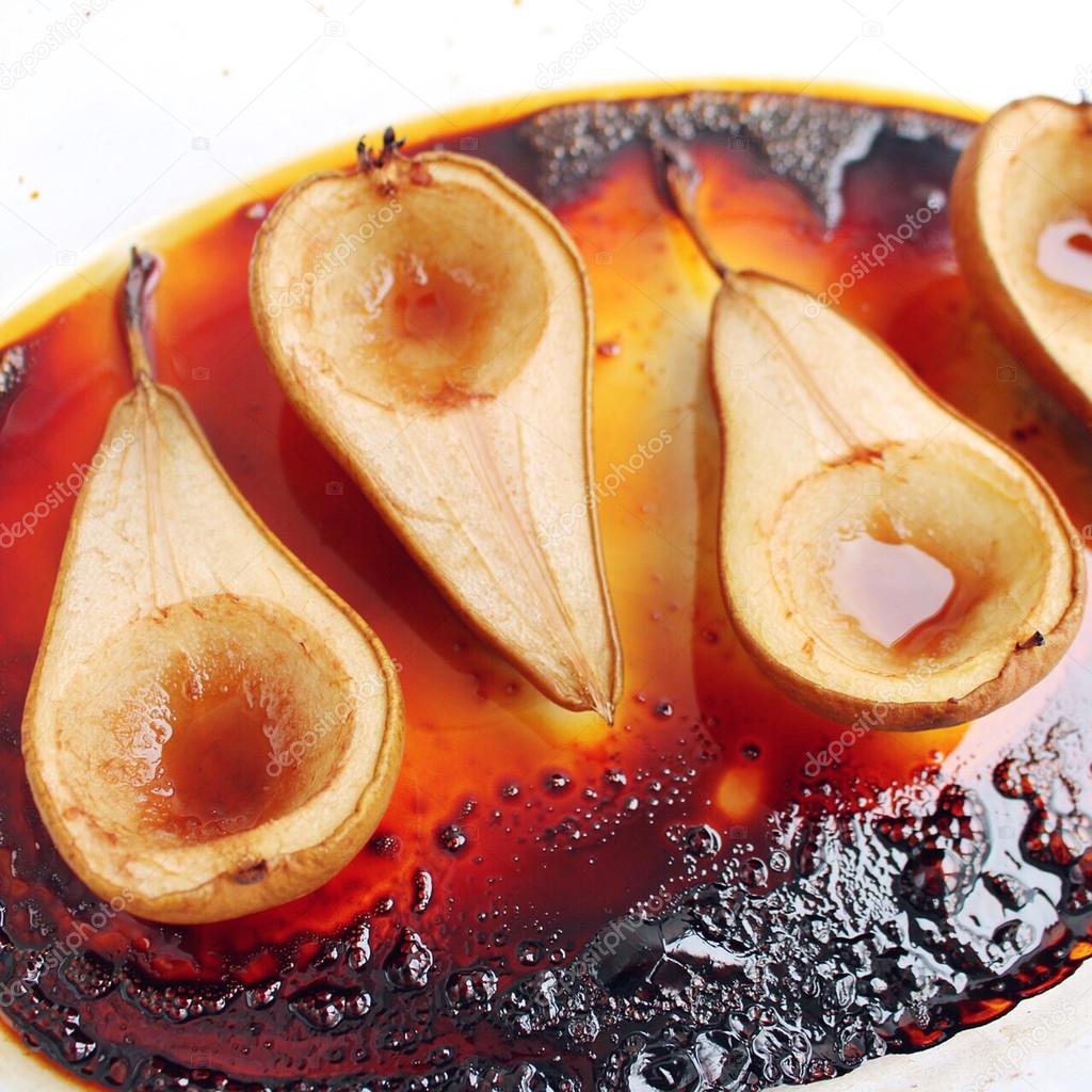 Baked pears with red wine