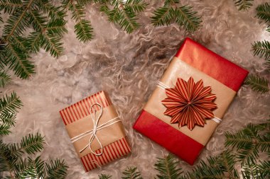 Düz Yerde Mutlu Noeller ve El Yapımı Dekoratif Hediye Kutuları