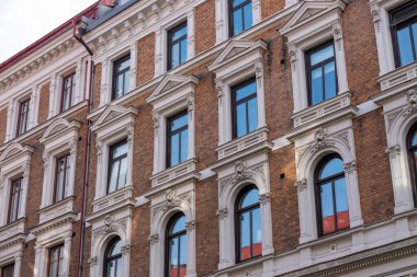 İsveç 'in Göteborg şehrinde, yeni ve eski tarzların detaylı ön cephe karışımına sahip güzel lüks bir emlak dairesi..