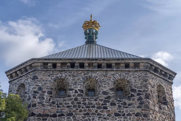 哥德堡说 哥德堡居民区附近的石墙和金冠建筑 — 图库照片