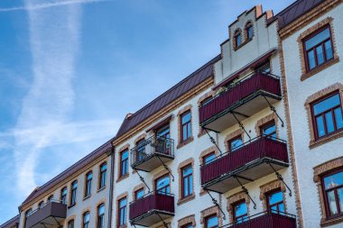 İsveç 'in Göteborg şehrinde, yeni ve eski tarzların detaylı ön cephe karışımına sahip güzel lüks bir emlak dairesi..