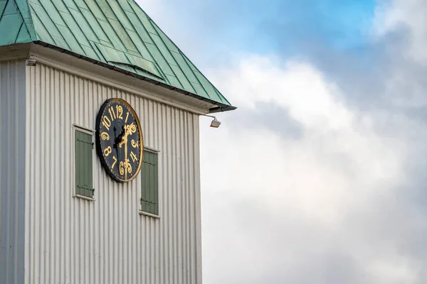 在瑞典昆加列夫一座教堂的侧边 有一个巨大的钟 座落在天空的背景下 — 图库照片