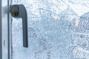 Kırık camlı balkon kapısı camı, balkon penceresinden giren hırsız. Seçici odak.