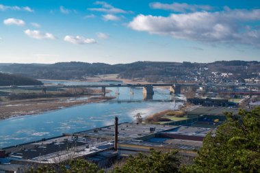  Gota Alv Nehri 'ne bakan şehir manzarası ve Göteborg yakınlarındaki Kungalv köyünün bir bölümü, bir kış günü.