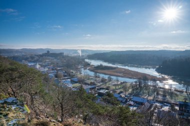 Gota Alv Nehri 'ne bakan şehir manzaralı Bohus Kalesi ve savunma ve Göteborg yakınlarındaki Kungalv köyünün bir bölümü bir kış günü.