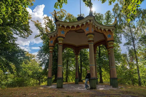 Le pavillon chinois sur la colline dans le parc Hagaparken — Photo