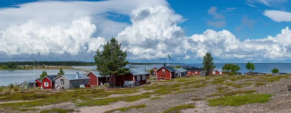 瑞典北部Bothnia湾皮蒂亚附近Stor Rabben岛上湖边的传统渔村和船屋 — 图库照片