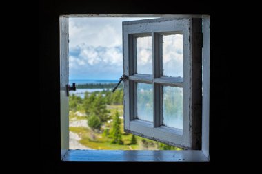 Stor-rabben Adası 'ndaki ahşap deniz fenerinden Kuzey Avrupa, İsveç' teki adalar ve ormanlarla kaplı takımada manzaralı muhteşem manzaralı klasik Açık Pencere..