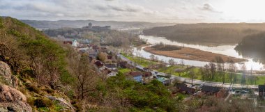 Gota Alv Nehri 'ne bakan şehir manzaralı Bohus Kalesi ve savunma ve Göteborg yakınlarındaki Kungalv köyünün bir bölümü bir kış günü.