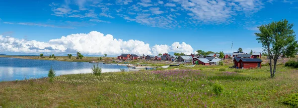 瑞典北部Bothnia湾皮蒂亚附近Stor Rabben岛上湖边的传统渔村和船屋 — 图库照片