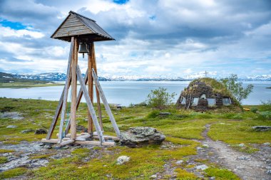 Staloluokta Kilisesi ve Padjelanta Ulusal Parkı 'ndaki Yürüyüş Dağı İstasyonu Kuzey İsveç Kuzey Kutup Dairesi' nin hemen yanındaki Virihaure Gölü..