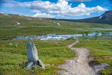 Padjelanta Ulusal Parkı 'ndaki Panorama Dağı manzarası ve Geniş Sahne Kuzey İsveç' te yaz aylarında yaşanan dramatik hava koşullarında Islak Yürüyüş Patikası 'nı kameradan uzaklaştırıyor..
