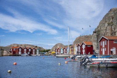 Smogen, İsveç - Temmuz 2020: İsveç 'in batı kıyısındaki ünlü Smogen Sahil Kasabası Renkli tekne evleri, canlı rıhtımlar ve feribot kalkışları ile.