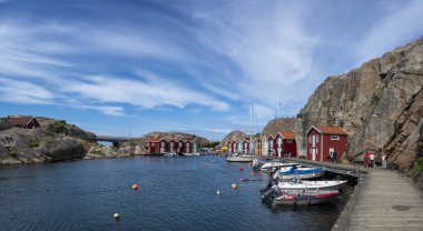 Smogen, İsveç - Temmuz 2020: İsveç 'in batı kıyısındaki ünlü Smogen Sahil Kasabası Renkli tekne evleri, canlı rıhtımlar ve feribot kalkışları ile.