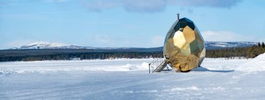 Jukkasjarvi, İsveç - Nisan 2020: Güneşli bir günde, Jukkasjarvi Icehotel 'de Solar Egg Sauna, Lapland İsveç. Ünlü Sauna, dünyanın çeşitli şehirlerini ziyaret etti..