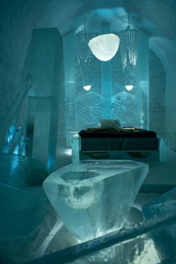 Jukkasjarvi, İsveç - Nisan 2020: Jukkasjarvi 'deki Iceotel Güzel sanat süiti ve İsveç Laponya' daki Kiruna yakınlarında bireysel temalı konaklama.