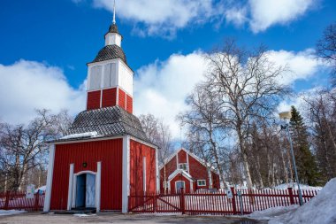 Jukkasjarvi, İsveç - 9 Nisan 2020: Jukkasjarvi Kilisesi, Kiruna yakınlarındaki İsveç Laponya 'da tek başına ayakta duran çan kulesi olan kırmızı ahşap bir kilise.