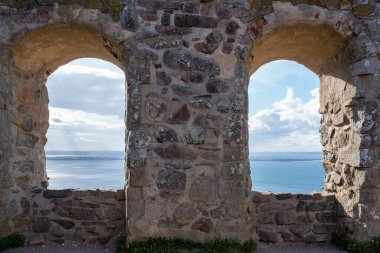 Orta Çağ Şatosu Brahehus İsveç 'in Smaland, İsveç' te Granna yakınlarında Vattern Gölü kıyısında ünlü bir kent simgesidir. Kale Pencere Görünümü. 