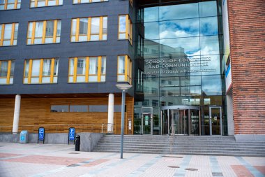 Jonkoping, İsveç - Mayıs 2020: Jonkoping Üniversitesi Kampüs Bölgesi, İsveç. Eğitim sağlık, hemşirelik, sosyal hizmet, eğitim, medya ve çok daha fazlası alanlarındadır..