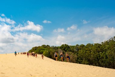 Fraser Adası Avustralya - Aralık 2019: Fraser Adası Büyük Sandy Ulusal Parkı, Queensland Avustralya 'da Wabby Gölü' ne Büyük Rehberli Tur.
