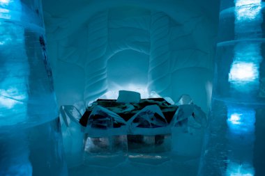 Jukkasjarvi, İsveç - Nisan 2020: Jukkasjarvi 'deki Iceotel Güzel sanat süiti ve İsveç Laponya' daki Kiruna yakınlarında bireysel temalı konaklama.