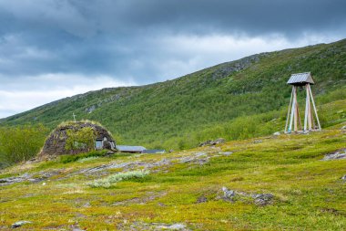 Staloluokta Kilisesi ve Padjelanta Ulusal Parkı 'ndaki Yürüyüş Dağı İstasyonu Kuzey İsveç Kuzey Kutup Dairesi' nin hemen yanındaki Virihaure Gölü..