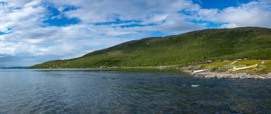 Staloluokta 'daki Virihaure Gölü' nün güzel kıyı şeridi aynı köy ve Padjelanta Ulusal Parkı 'ndaki Dağ İstasyonu Balıkçılık ve Ulaşım için kullanılan renkli teknelerle dolu..