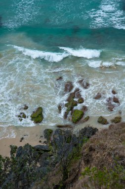 Okyanustan gelen dalgalar Sydney Yeni Güney Galler 'in dışındaki kayalık kıyılara sıçrıyor.. 