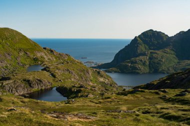 Lofoten Adaları 'ndaki Moskenesoya, Kuzey Norveç' teki çeşitli gölleriyle Stuvdalsvatnet Gölü 'nün Dağ Manzarası.