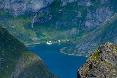 Kuzey Norveç, Moskenesoya, Lofoten Adaları 'ndaki Vindstad, Straumsholmen ve Kirkefjord' un Güzel Kuşlar Gözü Manzarası - Zirveden Dağ Tepesi Manzarası.
