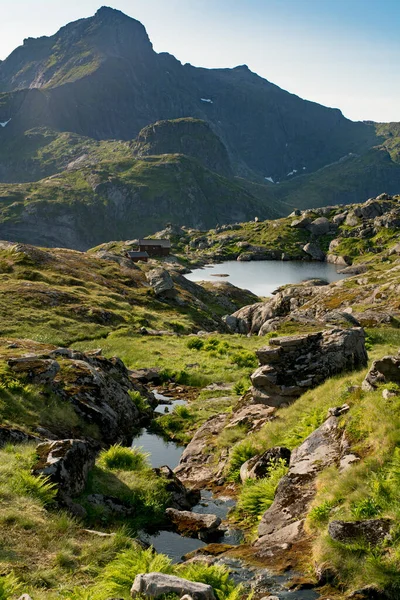 Munkebu Huts Lofoten Adaları yaz mevsiminde. Kuzey Norveç manzarası güzel dağ zirveleri ve yansıtan göller.