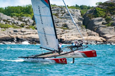 MARSTRAND, SWEDEN - JULI 3, 2019: GKSS Maç Kupası İsveç - Marstrand İsveç 'te Büyük Tekne Yarışı M32 Katamaran Yarışı - İsveç' teki Marstrand Yarışı 'nda Büyük Tekne Katamaran Yelkenli Yarışı.