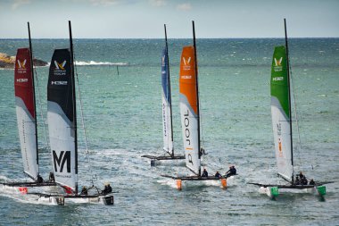 MARSTRAND, SwEDEN - JULI 3, 2019: Güçlü Rüzgar Tekne Yarışı Erkekler ve Kadınlar İçin Kupa Yarışması. İsveç Marstrand 'da Büyük Tekne Yarışı M32 Katamaran Yarışması. İsveç 'teki Marstrand Yarışı' nda rüzgarlı bir hava var.. 