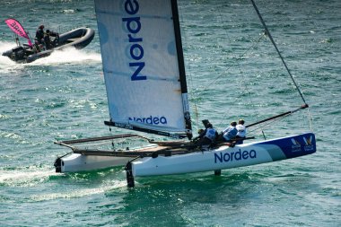 MARSTRAND, SWEDEN - JULI 3, 2019: GKSS Maç Kupası İsveç - Marstrand İsveç 'te Büyük Tekne Yarışı M32 Katamaran Yarışı - İsveç' teki Marstrand Yarışı 'nda Büyük Tekne Katamaran Yelkenli Yarışı.