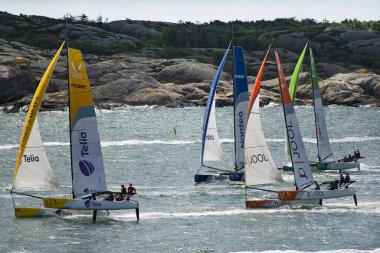 MARSTRAND, SwEDEN - JULI 3, 2019: Güçlü Rüzgar Tekne Yarışı Erkekler ve Kadınlar İçin Kupa Yarışması. İsveç Marstrand 'da Büyük Tekne Yarışı M32 Katamaran Yarışması. İsveç 'teki Marstrand Yarışı' nda rüzgarlı bir hava var.. 