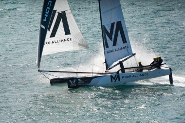 MARSTRAND, SWEDEN - JULI 3, 2019: GKSS Maç Kupası İsveç - Marstrand İsveç 'te Büyük Tekne Yarışı M32 Katamaran Yarışı - İsveç' teki Marstrand Yarışı 'nda Büyük Tekne Katamaran Yelkenli Yarışı.