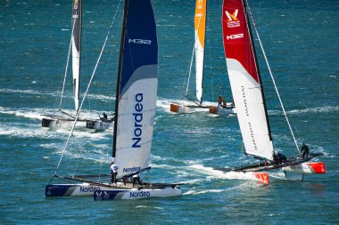 MARSTRAND, SwEDEN - JULI 3, 2019: Güçlü Rüzgar Tekne Yarışı Erkekler ve Kadınlar İçin Kupa Yarışması. İsveç Marstrand 'da Büyük Tekne Yarışı M32 Katamaran Yarışması. İsveç 'teki Marstrand Yarışı' nda rüzgarlı bir hava var.. 